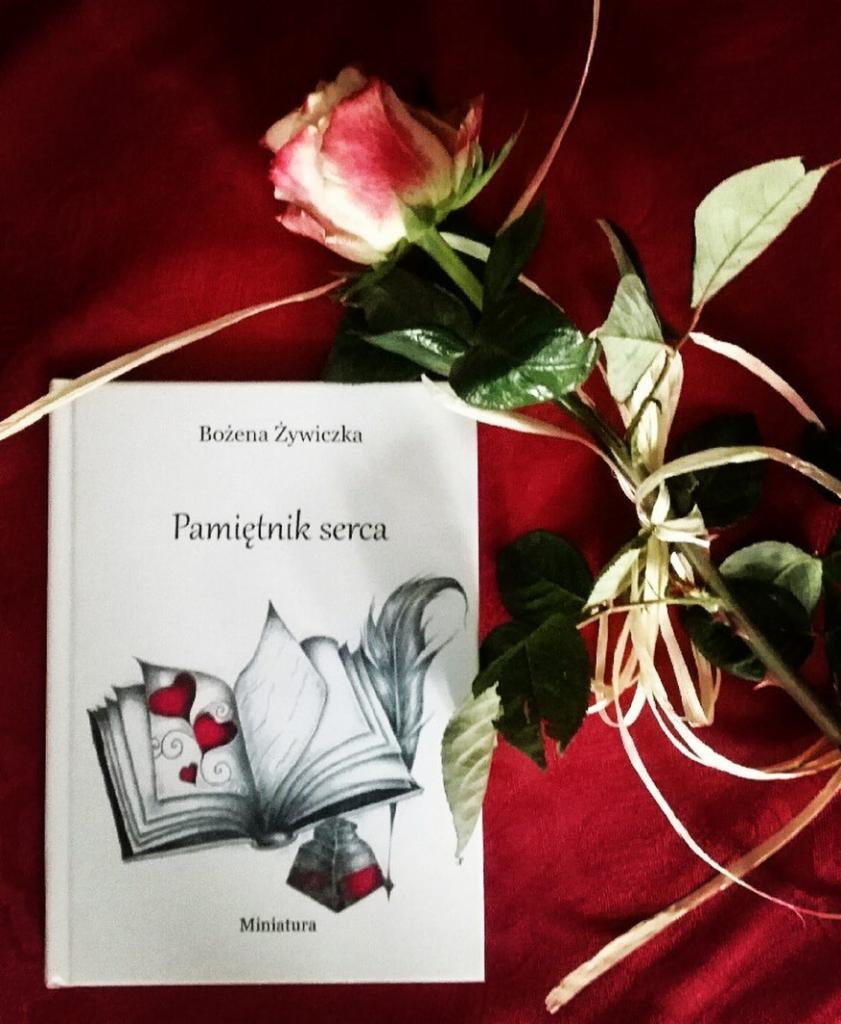 Okładka książki 'Pamiętnik serca' Bożeny Żywiczki, edycja 'Miniatura', ozdobiona różą i rafią na czerwonym tle.