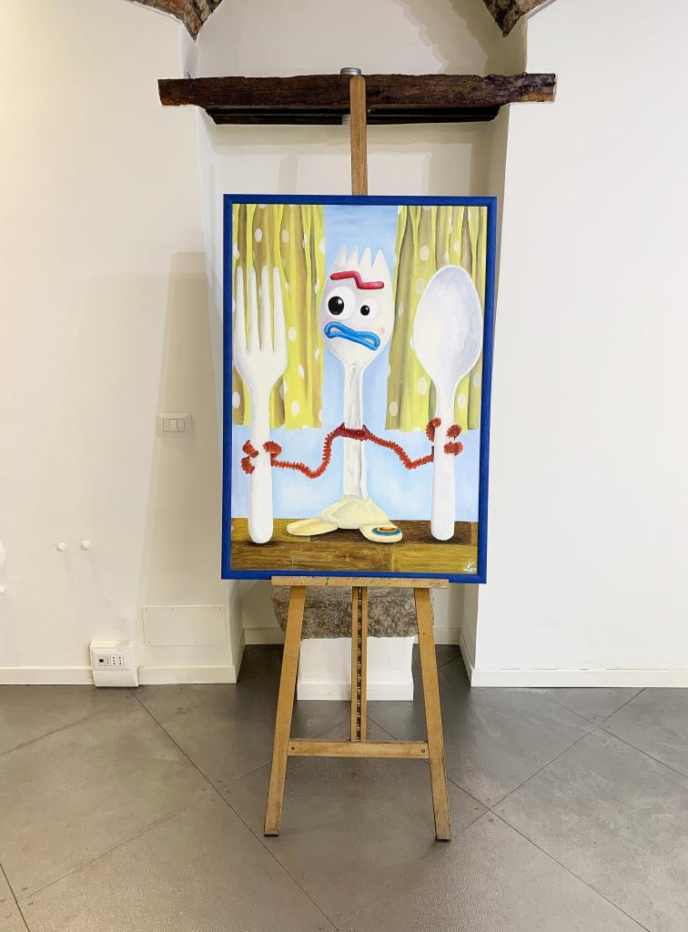 Obraz na sztaludze przedstawiający postać Forky'ego z Toy Story, wykonany techniką malarską, z wyraźnymi pociągnięciami pędzla i żywymi kolorami, na tle żółtych zasłon w kropki.