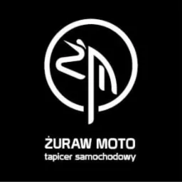 Białe logo firmy Żuraw Moto na czarnym tle, z abstrakcyjnym symbolem tapicerki samochodowej w okręgu.