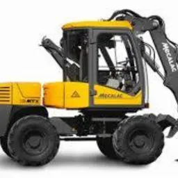 Żółto-czarna koparka Mecalac MTX na białym tle, widok z boku, z wyraźnie widocznym logo na ramieniu koparki.