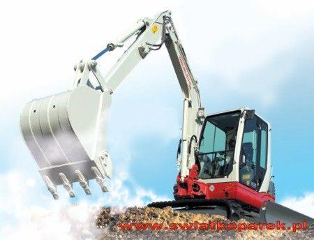 Niewielka, biało-czerwona maszyna budowlana z podniesionym łyżką, na tle błękitnego nieba z chmurami, stojąca na niewielkim wzgórzu ziemi.