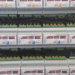 Rozdzielnica elektryczna z zamontowanymi modułami automatyki, widoczne liczne przewody i złącza, urządzenia marki Nexwell TUKAN.