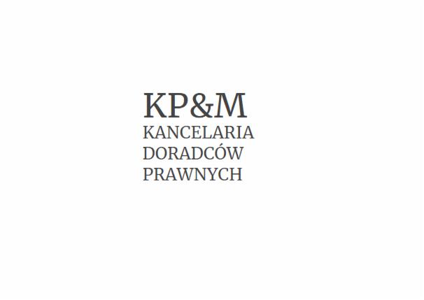 Logo kancelarii doradców prawnych KP&M z nazwą firmy i specjalizacją w ciemnej czcionce na białym tle.
