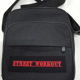 Czarna torba na ramię z haftowanym napisem STREET WORKOUT, uszyta na zamówienie w Kraśniku.