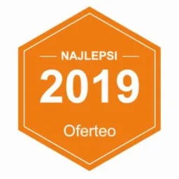 Pomarańczowa odznaka Oferteo Najlepsi 2019 w kształcie sześciokąta.