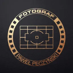Złote logo fotografa Pawła Peczyńskiego na czarnym tle, z motywem kadru filmowego i schematycznym rysunkiem obiektu fotograficznego.