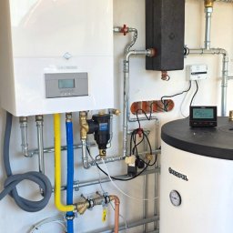 EASY-INSTALL SPÓŁKA Z OGRANICZONĄ ODPOWIEDZIALNOŚCIĄ - Kompletna instalacja grzewcza z białym kotłem De Dietrich, zasobnikiem Kospel, cyfrowym termostatem TECH 25.6°C i estetycznie poprowadzonymi rurami: żółtą, niebieską i miedzianą.