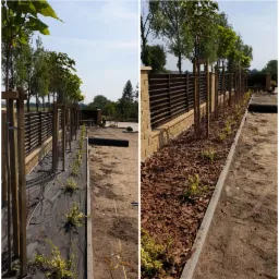 Porównanie dwóch etapów prac: po lewej stronie świeżo posadzone drzewka z podkładem z agrowłókniny, po prawej stronie rabata wykończona korą drzewną, widoczne ogrodzenie z elementami kamiennymi.