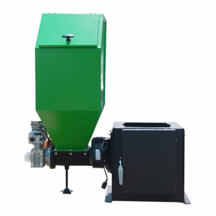 Nowoczesny piec na paliwo stałe z zielonym zasobnikiem, widoczne elementy sterujące i czarna obudowa, na białym tle.