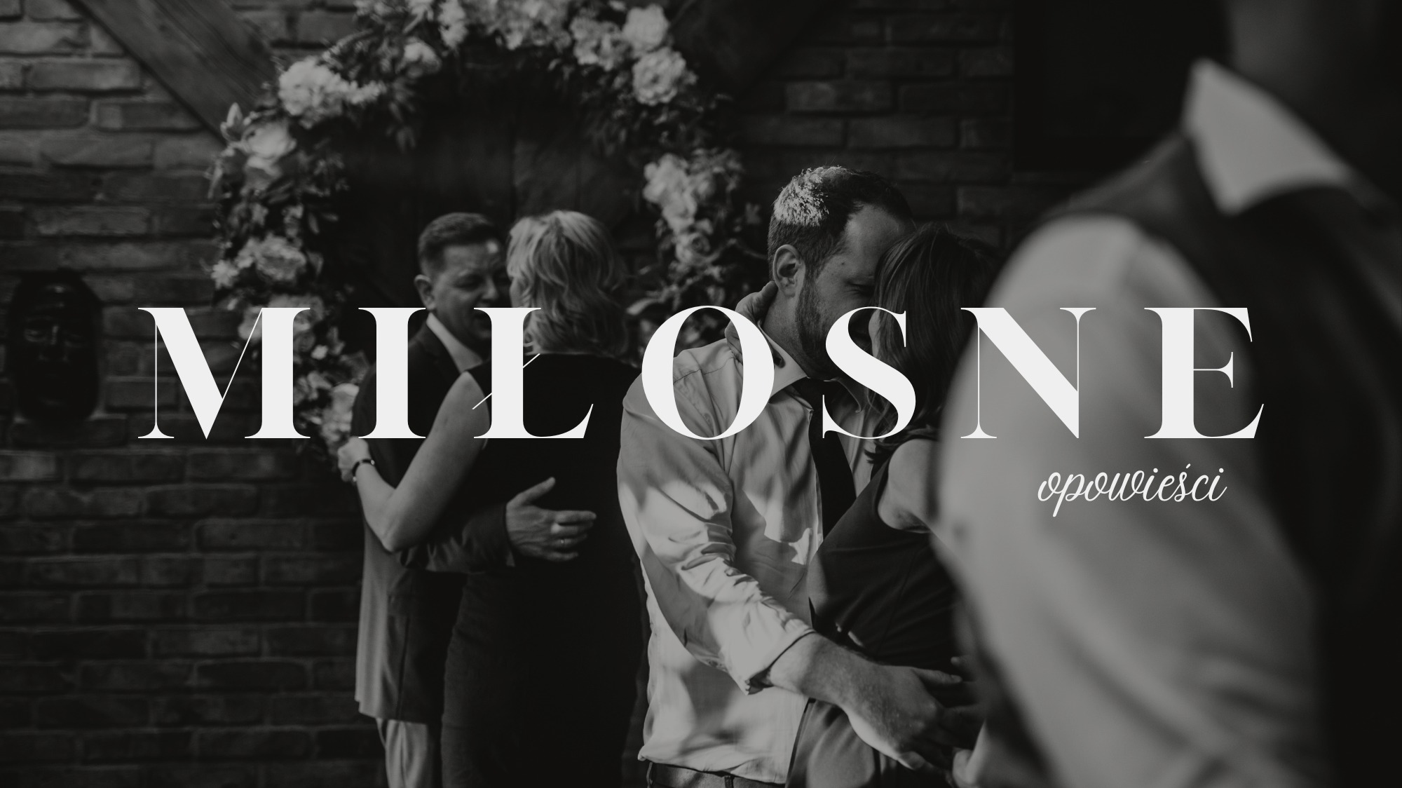Czarno-białe zdjęcie dwóch par obejmujących się na tle ceglanej ściany z kwiatowym wieńcem, z nałożonym tekstem 'MIŁOSNE opowieści'.