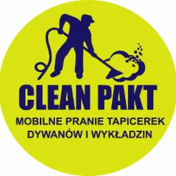 Żółte logo firmy Clean Pakt z sylwetką osoby czyszczącej dywan parownicą oraz tekstem 'Mobilne pranie tapicerek, dywanów i wykładzin'.