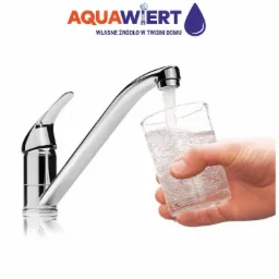 Chromowana bateria kuchenna nalewająca wodę do szklanki trzymanej w dłoni, logo Aquawiert nad baterią, białe tło.
