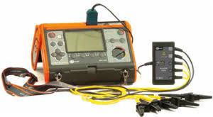 Pomarańczowy miernik elektryczny z ekranem LCD i przewodami pomiarowymi, obok czarna skrzynka z podłączonymi kablami na białym tle.