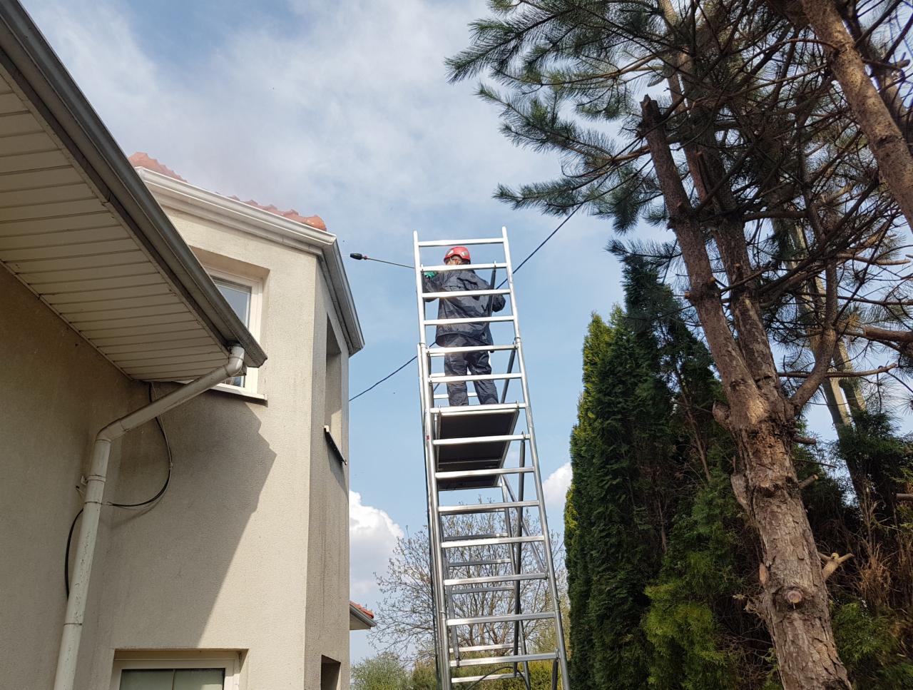 Czyszczenie i mycie rynien oraz podbitki z rusztowania