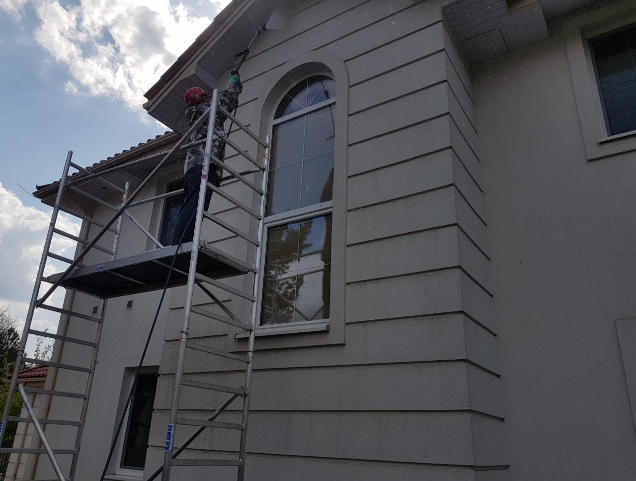 Mycie elewacji z rusztowania
