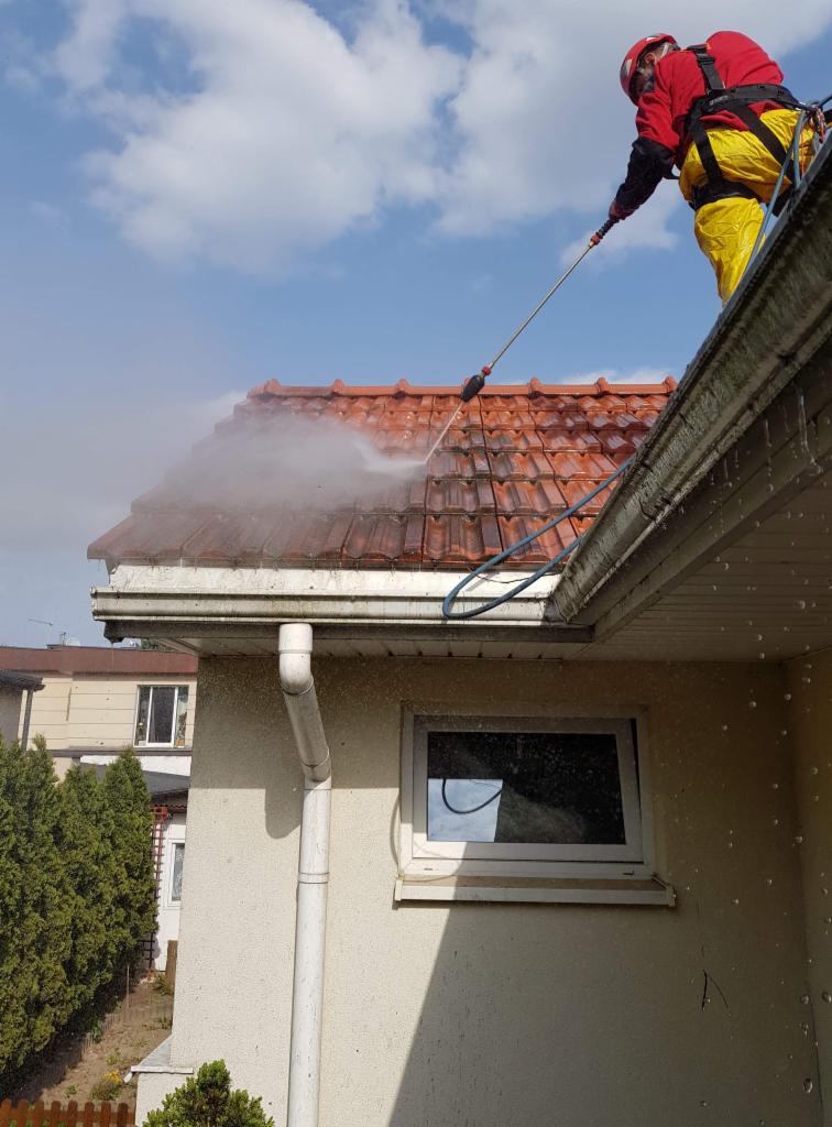 Mycie dachu w pełnym zabezpieczeniu