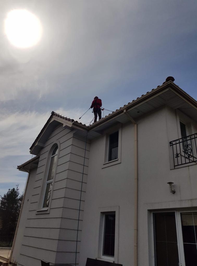 Mycie dachu metodą alpinistyczną
