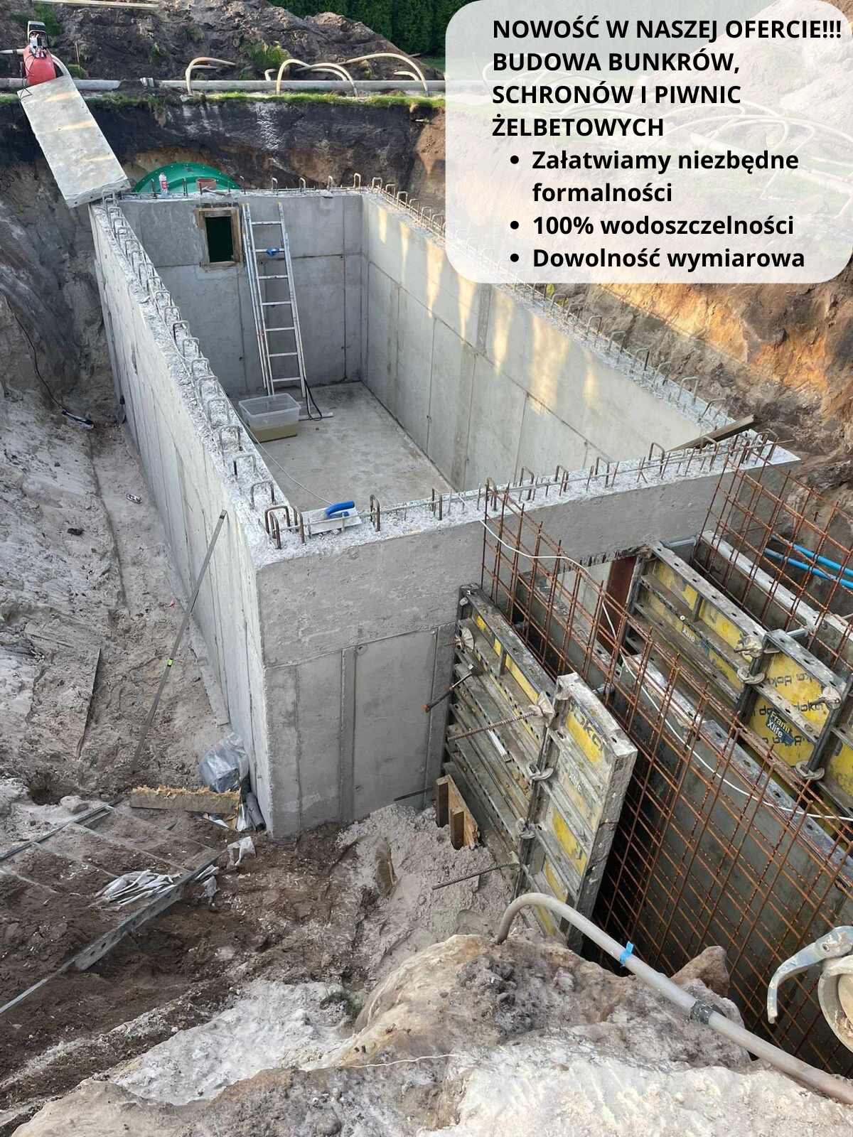 Surowa piwnica lub schron żelbetowy w wykopie, z widocznymi szalunkami i wystającą zbrojeniem, drabina wewnątrz, ziemia wokół.