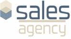 Logo firmy Sales Agency z abstrakcyjnym, sześciennym symbolem po lewej stronie, utrzymane w kolorystyce szarości i błękitu.