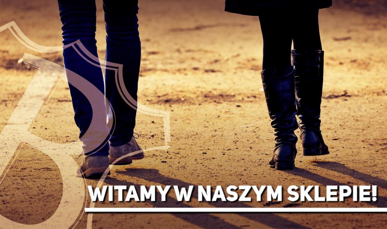 Dwie osoby idące po piaszczystym terenie, jedna w jeansach i brązowych butach, druga w czarnych rajstopach i skórzanych kozakach, z nałożonym tekstem 'Witamy w naszym sklepie!' i grafiką.