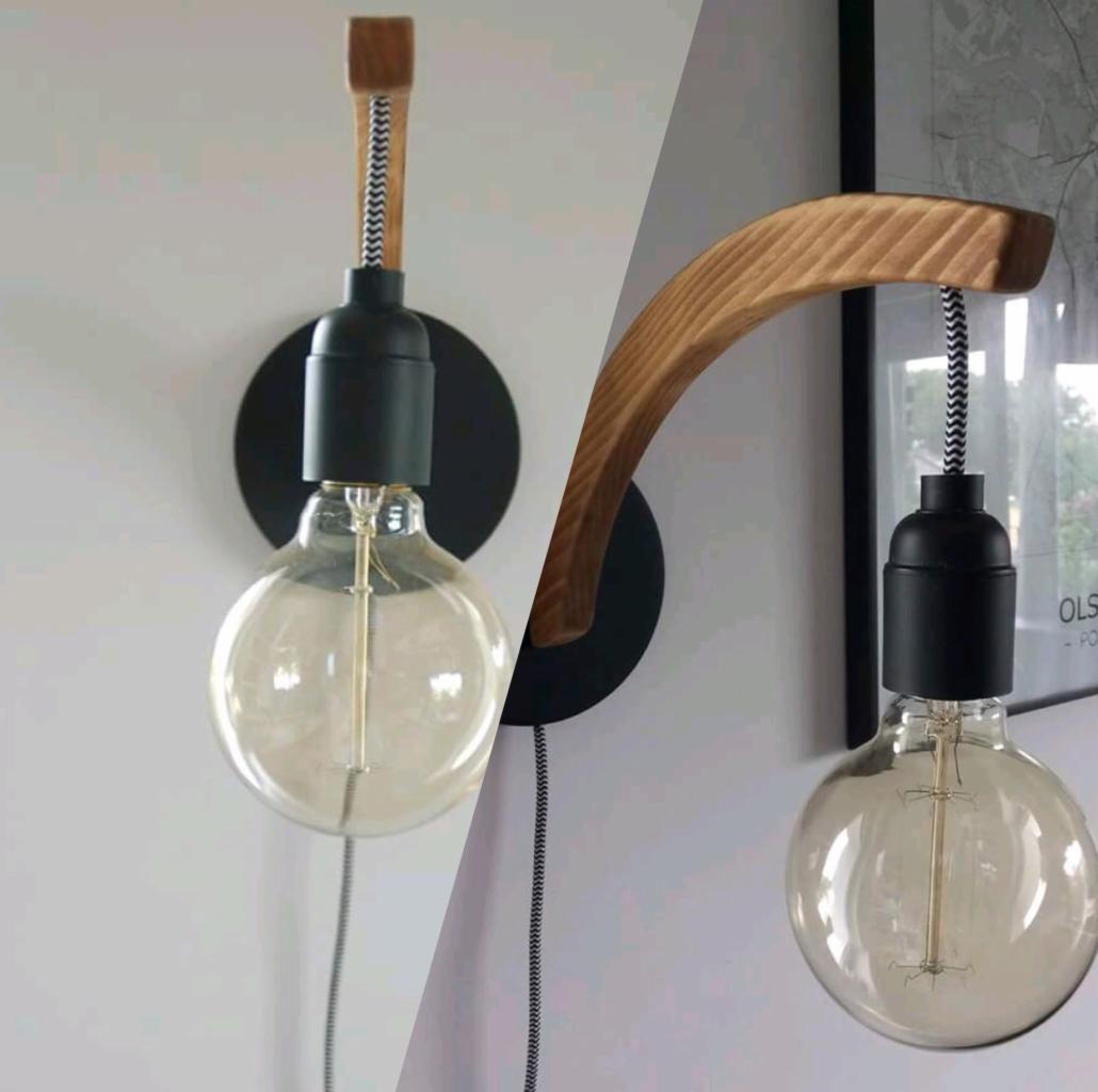 Dwie lampy ścienne z drewnianymi elementami: jedna prosta z kwadratowym uchwytem, druga zakrzywiona, obie z żarówkami Edisona i czarnymi podstawami na białej ścianie.