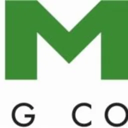 Logo firmy Polimaks Trading Company, z czarnym napisem POLI i zielonym MAKKS, stylizowane strzałki w prawo.