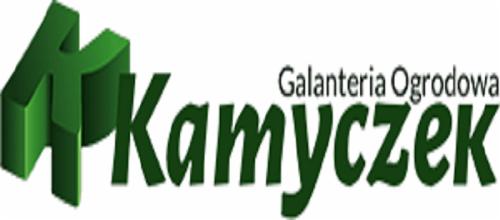 Logo firmy 'Kamyczek Galanteria Ogrodowa' w odcieniach zieleni, z stylizowaną literą K i nazwą firmy pisaną kursywą.