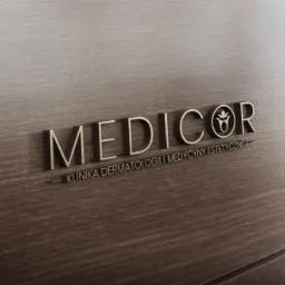 Logo Medicor na drewnianej ścianie, napis Klinika Dermatologii i Medycyny Estetycznej pod spodem, widok z boku.
