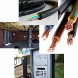 Kompozycja zdjęć przedstawiająca kable w peszlu, przewody elektryczne z miedzianymi żyłami, instalację elektryczną w surowym wnętrzu oraz domofon przy furtce.
