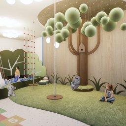 AUMÜLLERDESIGN Pracownia Rozwoju Przestrzeni - Wnętrze pokoju zabaw dla dzieci z drewnianymi elementami, huśtawkami, zjeżdżalnią i basenem z kulkami. Na ścianie dekoracja drzewa z budką dla ptaków i pluszaki.