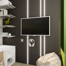 AUMÜLLERDESIGN Pracownia Rozwoju Przestrzeni - Nowoczesny pokój dziecięcy z biurkiem, półkami, telewizorem na ścianie z pionowymi pasami świetlnymi i pufą. Aranżacja w odcieniach bieli, szarości i zieleni.