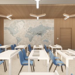 AUMÜLLERDESIGN Pracownia Rozwoju Przestrzeni - Jasna klasa z drewnianymi panelami, mapą świata i białymi ławkami z niebieskimi krzesłami. Nowoczesne oświetlenie sufitowe w kształcie litery Y.