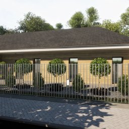 AUMÜLLERDESIGN Pracownia Rozwoju Przestrzeni - Wizualizacja parterowego domu z drewnianą elewacją, szarym dachem i metalowym ogrodzeniem. Widoczny fragment chodnika i zieleni.