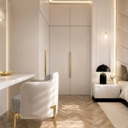 AUMÜLLERDESIGN Studio Projektowe - Nowoczesna sypialnia w beżach z drewnianą podłogą w jodełkę, tapicerowanym zagłówkiem z geometrycznym wzorem i złotymi detalami. Zintegrowane oświetlenie.