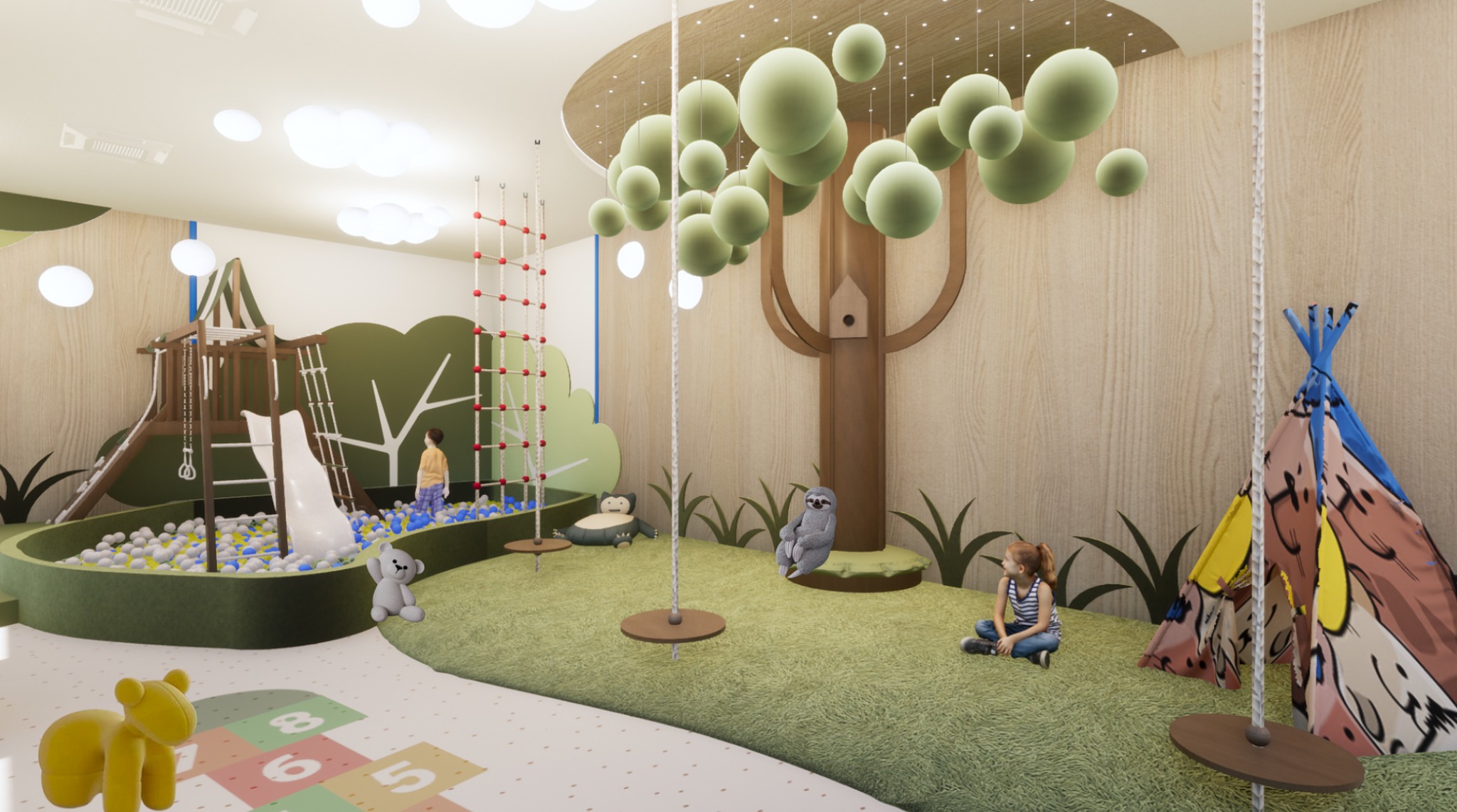 Wnętrze pokoju zabaw dla dzieci z drewnianymi elementami, huśtawkami, zjeżdżalnią i basenem z kulkami. Na ścianie dekoracja drzewa z budką dla ptaków i pluszaki.