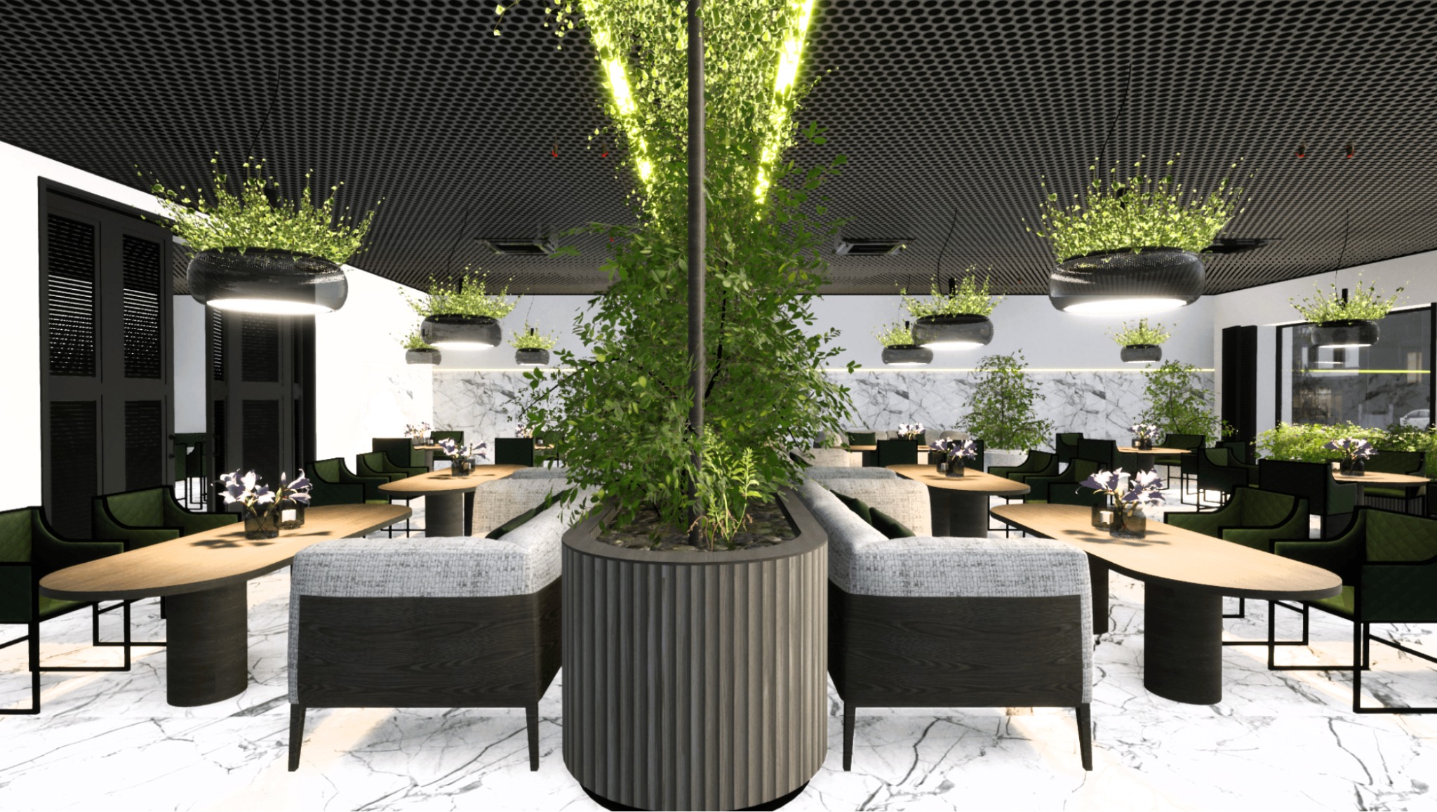 Nowoczesna aranżacja wnętrza restauracji z roślinami zwisającymi z sufitu i w centralnej donicy. Marmurowa podłoga, drewniane stoły i zielone krzesła.