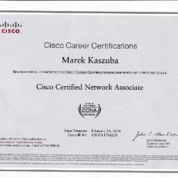 Skan certyfikatu Cisco Certified Network Associate (CCNA) dla Marka Kaszuby, ważny do 28 lutego 2014, z podpisem Johna Chambersa, prezesa Cisco Systems Inc.