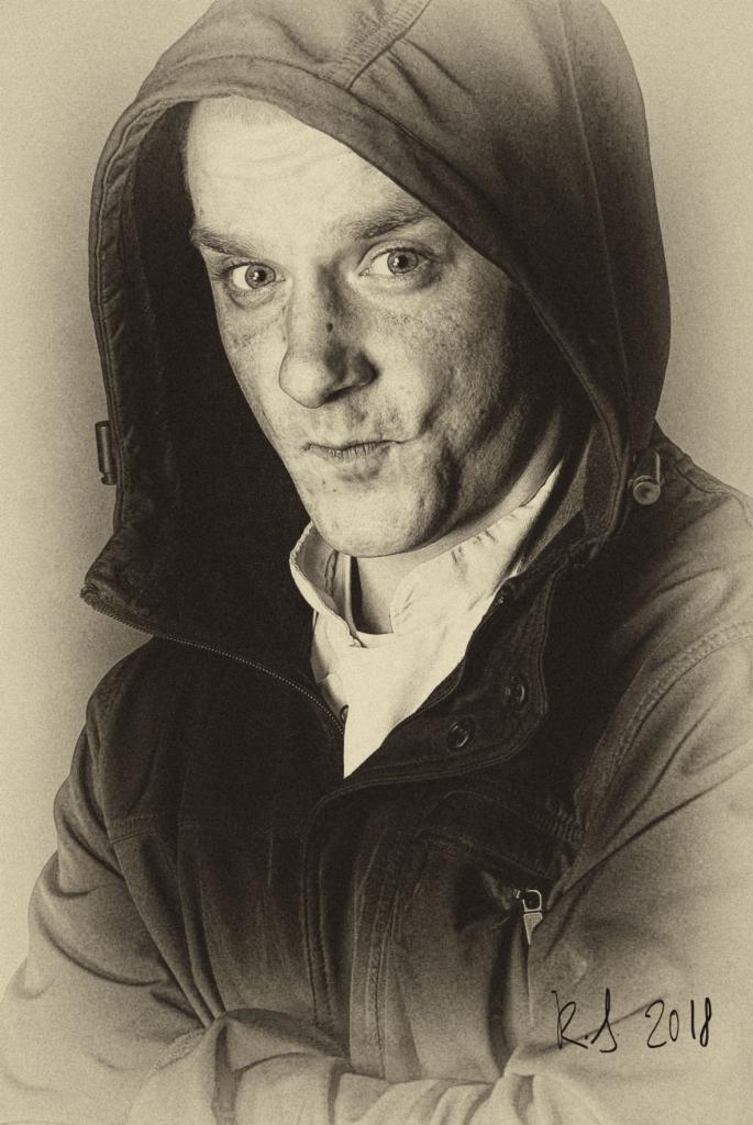 Mężczyzna w kapturze, portret w sepii z datą 2018 w prawym dolnym rogu.