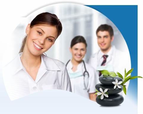 Uśmiechnięta kobieta w białym fartuchu na tle zespołu medycznego i kamieni zen z kwiatami.