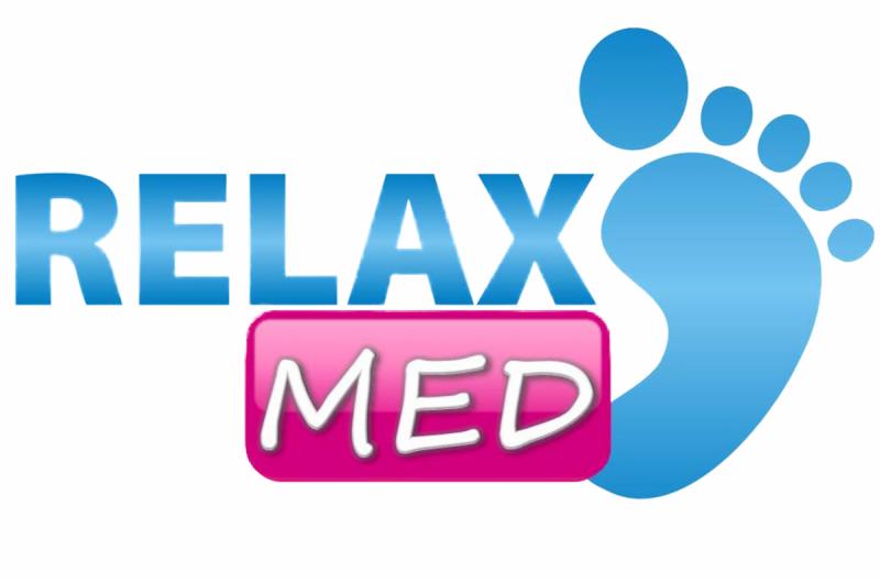 Logo Relax Med: błękitny odcisk stopy, napis Relax i różowy prostokąt z białym napisem Med.