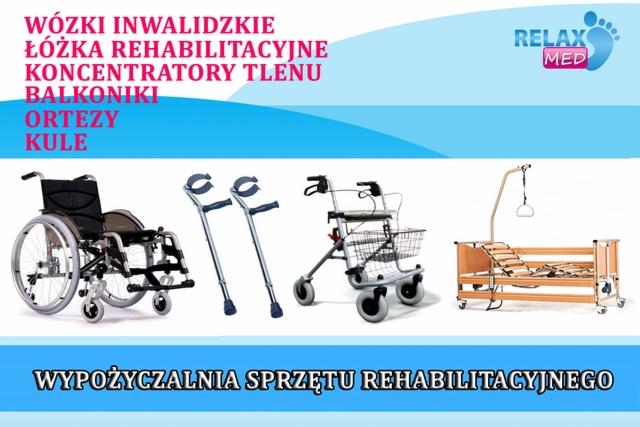 Ilustracja prezentująca sprzęt rehabilitacyjny: wózek inwalidzki, kule łokciowe, balkonik rehabilitacyjny z koszykiem oraz łóżko rehabilitacyjne z regulacją, na jasnym tle z logo 'Relax Med'...