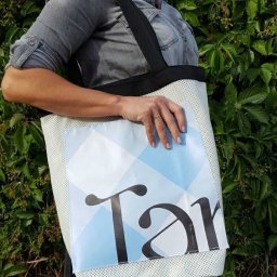 Craft Izabela Kot-Gawrylczyk - Siatka zakupowa uszyta z siatki nośnej używanej do produkcji kamizelek kuloodpornych i fragmentu banera