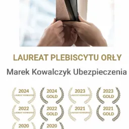 Wręczenie nagrody Orły dla Marka Kowalczyka Ubezpieczenia, laureata plebiscytu. W tle jasne wnętrze.