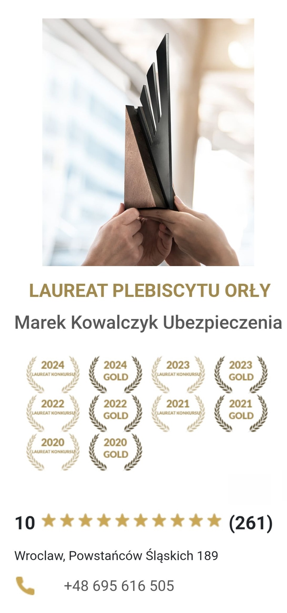 Wręczenie nagrody Orły dla Marka Kowalczyka Ubezpieczenia, laureata plebiscytu. W tle jasne wnętrze.