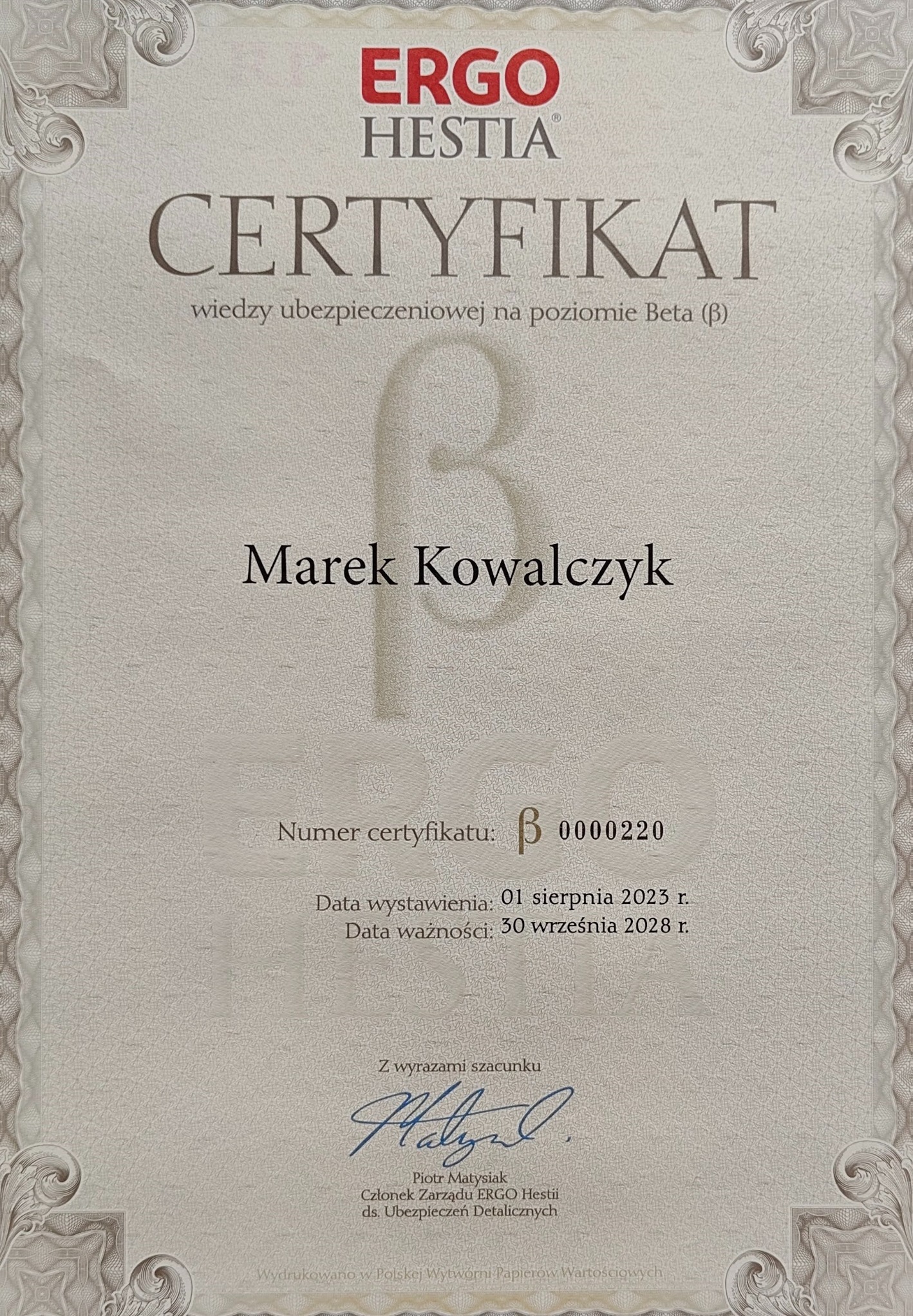 Certyfikat wiedzy ubezpieczeniowej Ergo Hestia dla Marka Kowalczyka, ważny do 30.09.2028. Dokument z numerem seryjnym i podpisem.