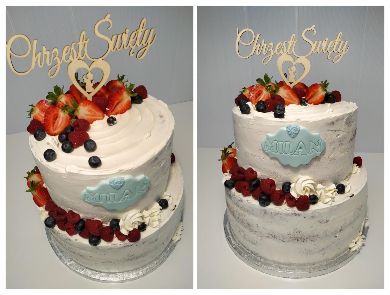 Dwupoziomowy tort z kremem, udekorowany truskawkami, malinami i borówkami, z drewnianym topperem 'Chrzest Święty' i napisem 'Milan' na błękitnym tle.