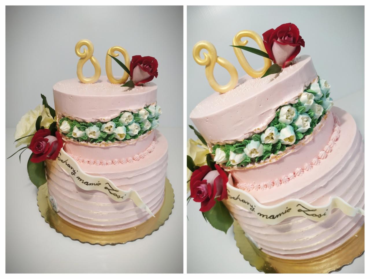 Dwupoziomowy tort urodzinowy z różowym kremem, dekoracją z kwiatów, napisem 'Kochanej Mamie Zosi' na wstążce i złotymi cyframi '80' na wierzchu, widziany z dwóch różnych perspektyw.