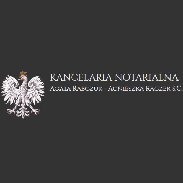 Logo kancelarii notarialnej z godłem Polski po lewej stronie i nazwą firmy Agata Rabczuk - Agnieszka Raczek S.C. po prawej na ciemnoszarym tle.