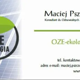Wizytówka konsultanta ds. odnawialnych źródeł energii z Bałachów, Macieja Pszczoły, z logo OZE-ekologia na tle paneli słonecznych.