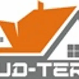 Grafika wektorowa przedstawiająca stylizowany dach domu z dwoma oknami, w kolorach pomarańczowym i szarym, z napisem 'BUD-TERM' poniżej, wykonana w uproszczonej formie, przeznaczona prawdopodobnie...